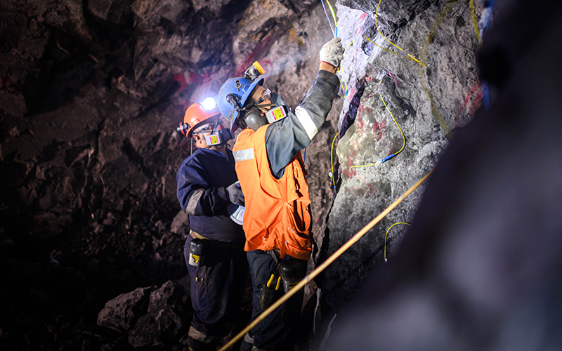 Minería y Obras Públicas avanzan en coordinación para fortalecer la pequeña minería en Taltal